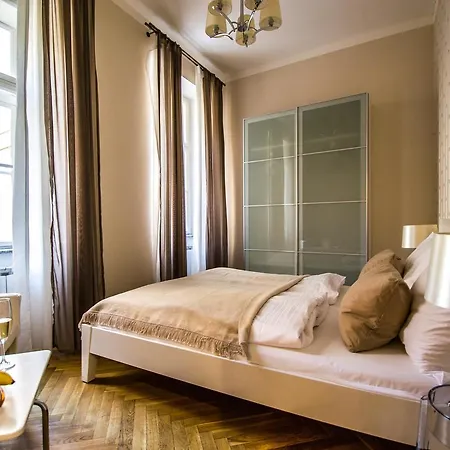 Vojtesska Apartment By Ruterra *